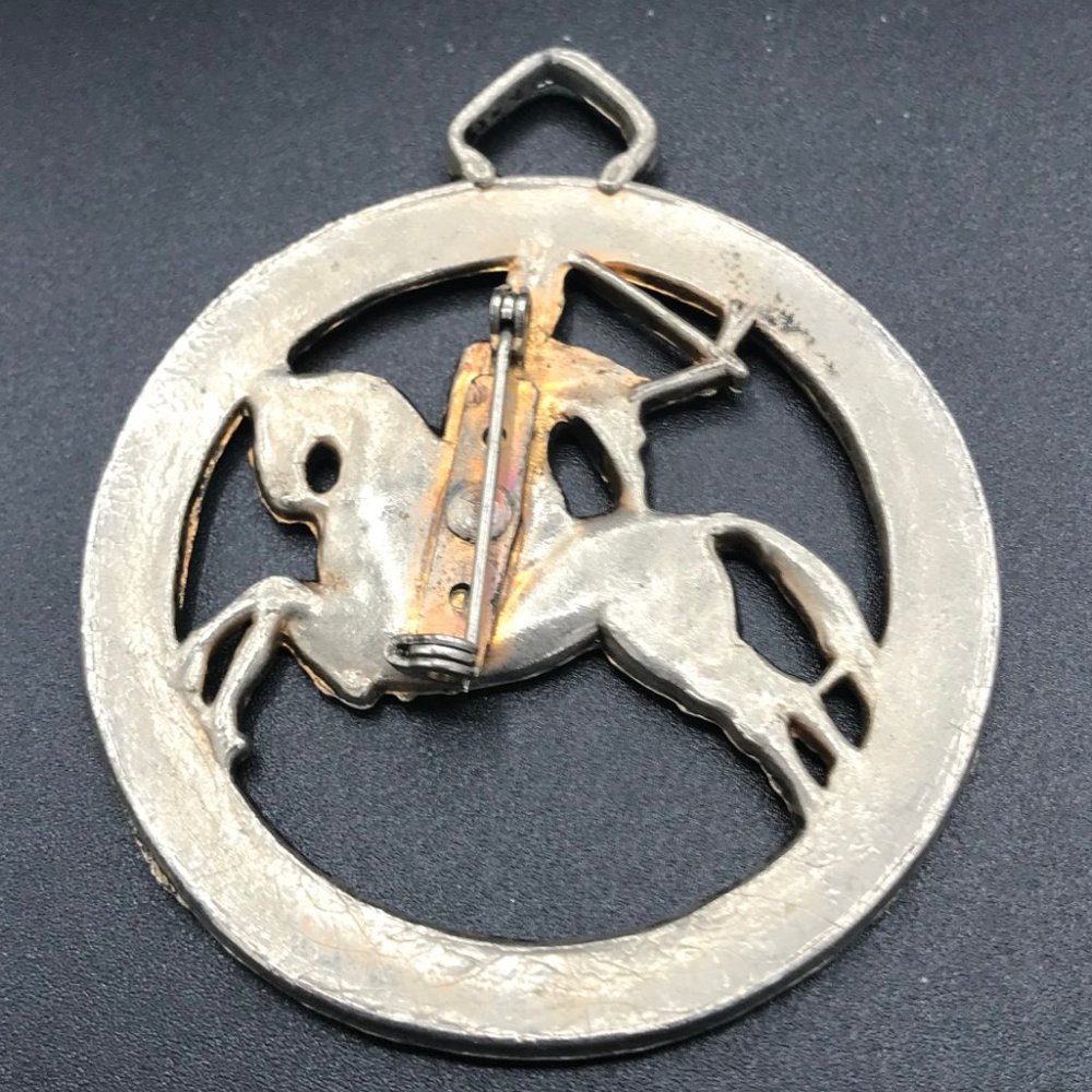 Vintage Heraldic Knight Equestrian Brooch Pin - Picture 2 of 2